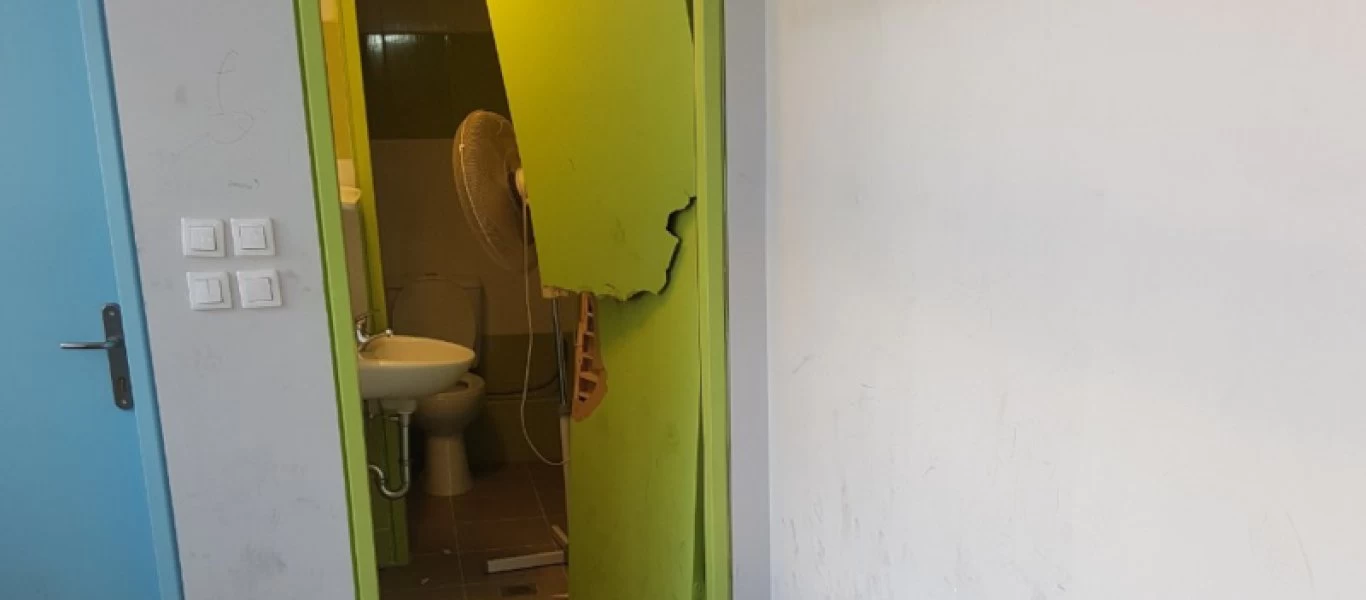 Τα «έσπασαν» όλα στο Γυμνάσιο Καρέα - Κατέστρεψαν αίθουσες και έσπασαν πόρτες (φωτο)